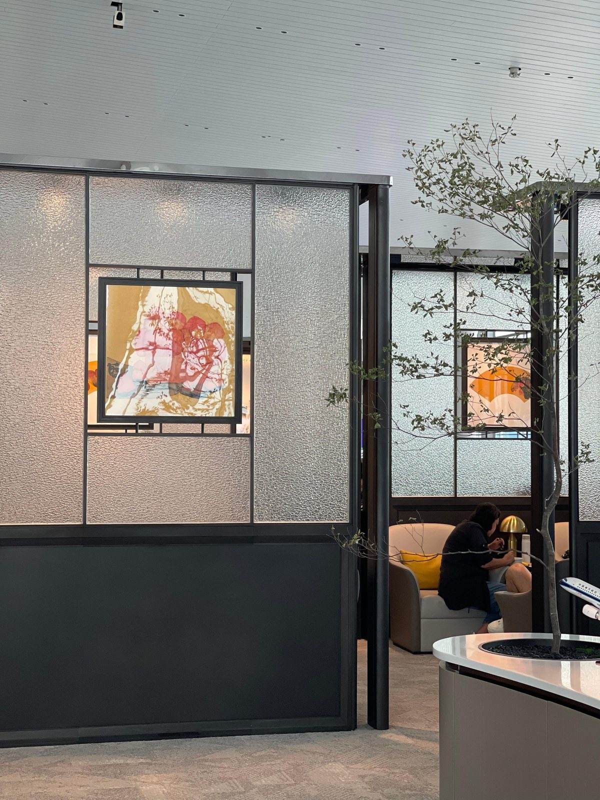 Art glass screen in the lounge — 国际机场贵宾厅 · 玻璃砖艺术墙项目