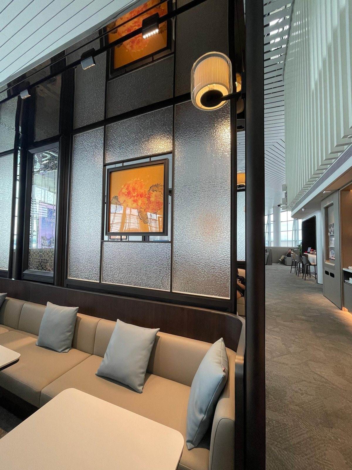 Glass partition in the seating area — 国际机场贵宾厅 · 玻璃砖艺术墙项目
