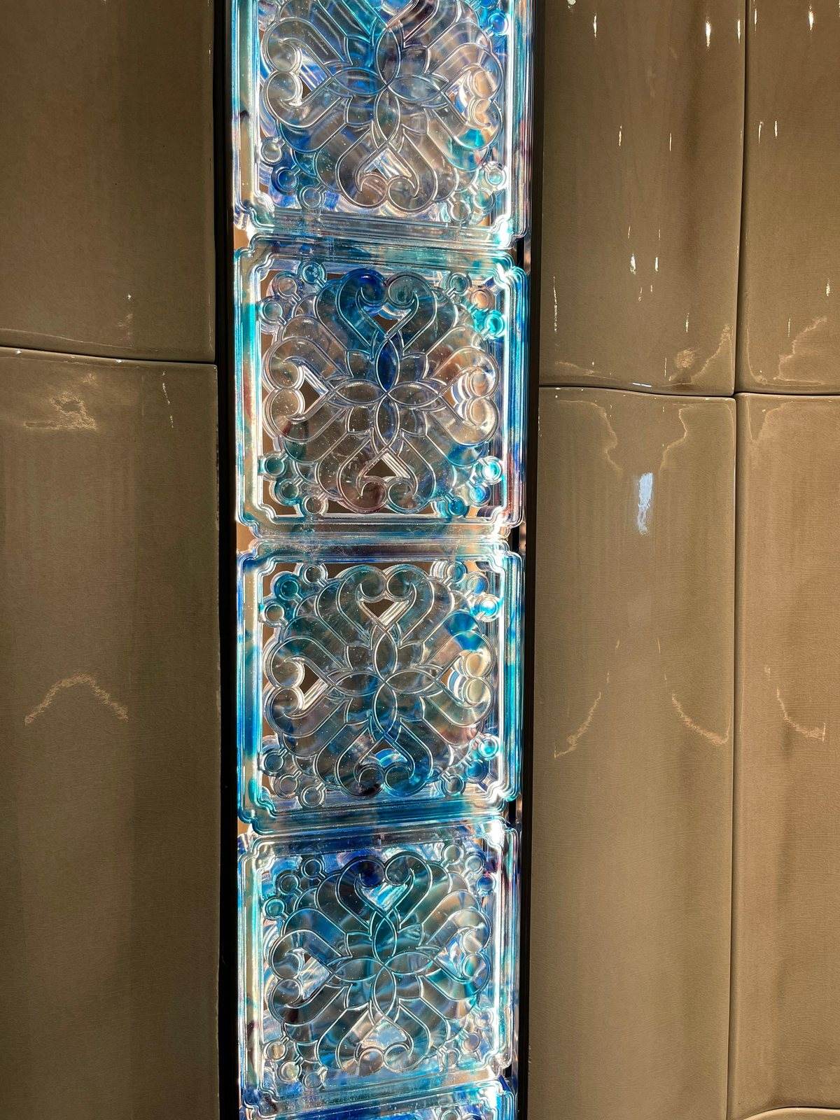 Enameled glass column detail — 国际机场贵宾厅 · 玻璃砖艺术墙项目