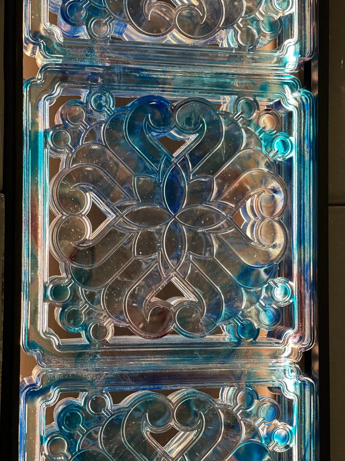 Close-up of the enameled art glass — 国际机场贵宾厅 · 玻璃砖艺术墙项目