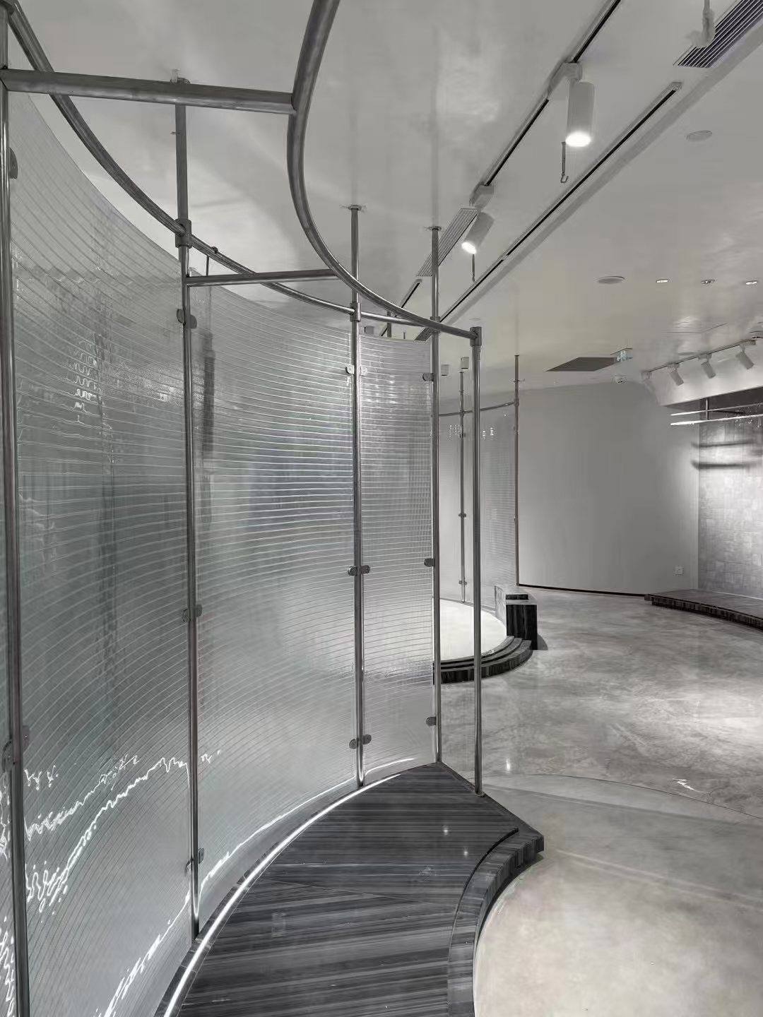 Curved glass partition by the stairs — Bridal Boutique · Curved Textured Glass Project by ETERNAL