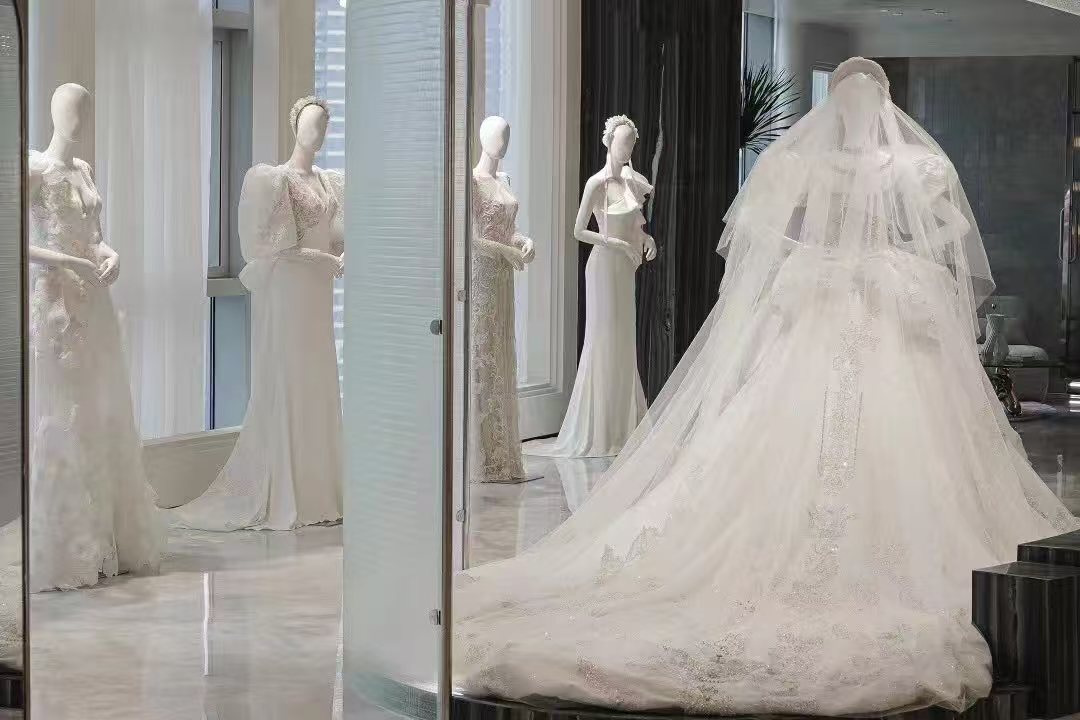 Mannequins behind the glass wall — Bridal Boutique · Curved Textured Glass Project by ETERNAL