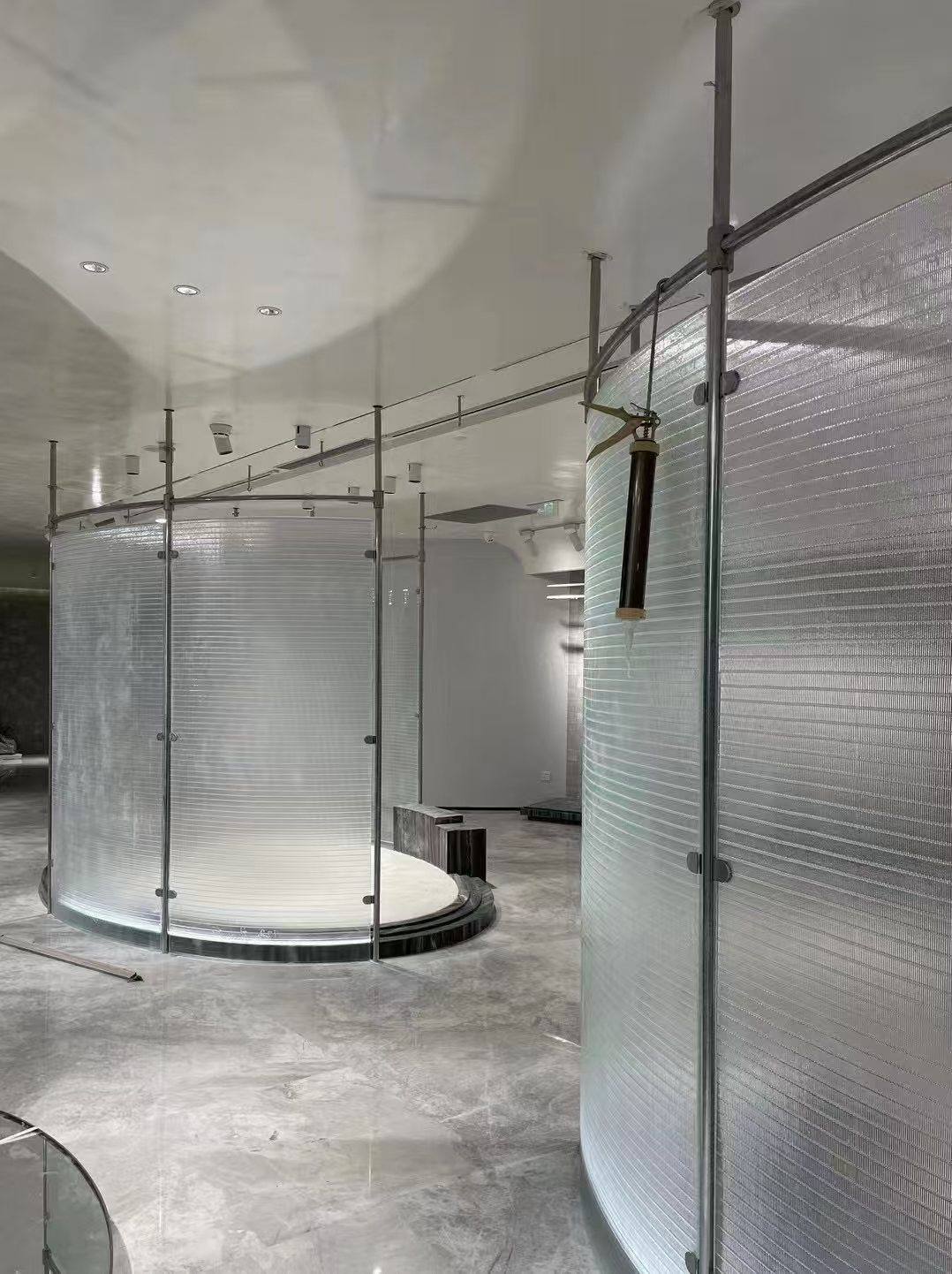 Circular glass fitting room — Bridal Boutique · Curved Textured Glass Project by ETERNAL