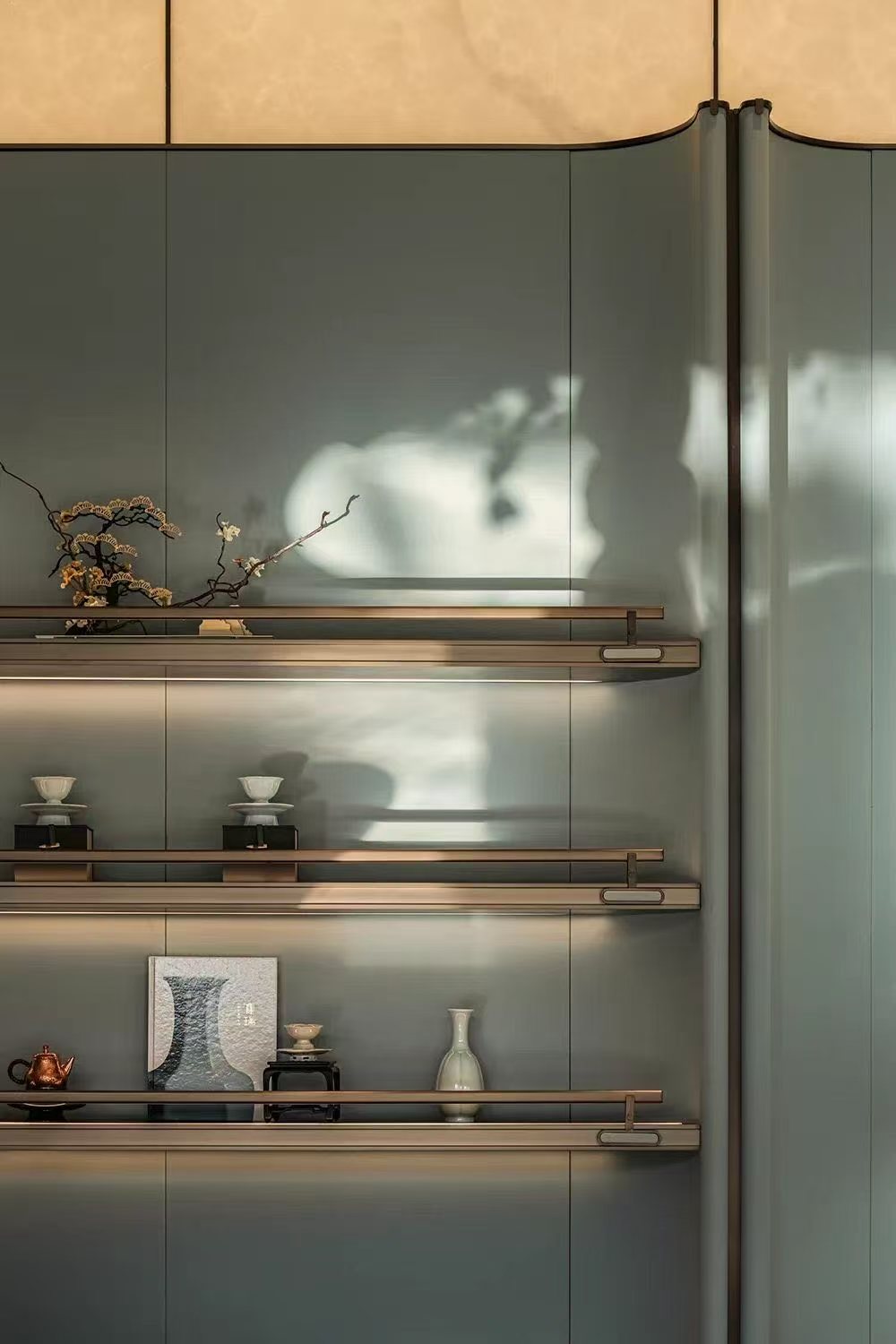 Display shelf with frosted glass — Chunhe Jiuzhang Sales Gallery · Shoji Glass Screen Project by ETERNAL