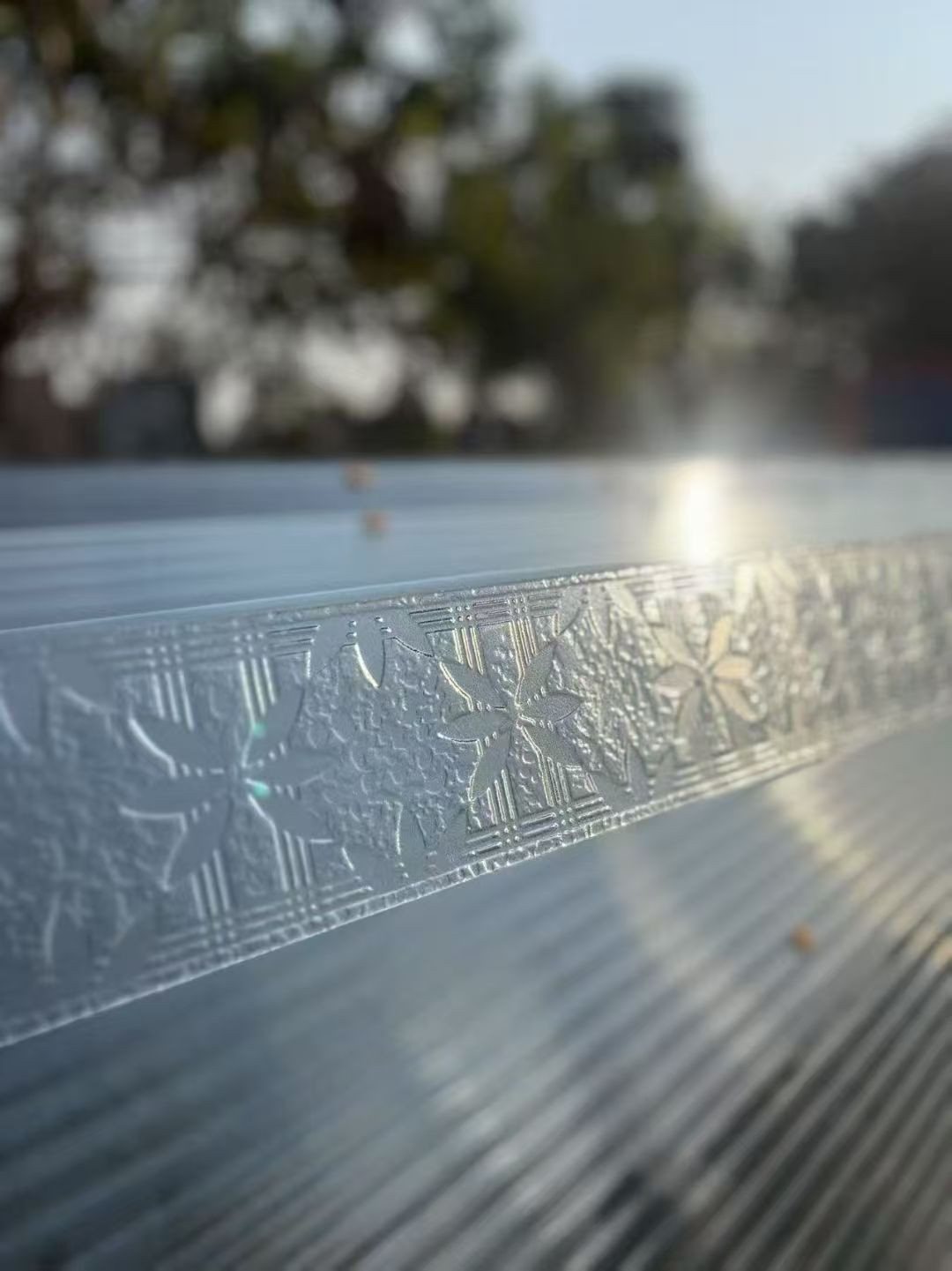 Floral glass texture in natural light — 国际运动品牌旗舰店 · 压花艺术玻璃项目