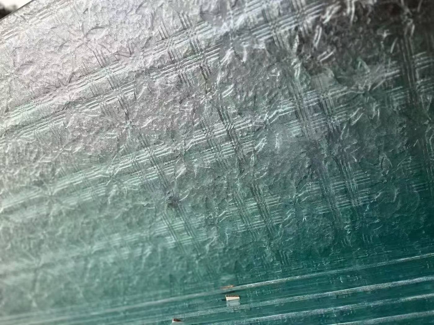 Close-up of the floral embossed glass texture — 国际运动品牌旗舰店 · 压花艺术玻璃项目