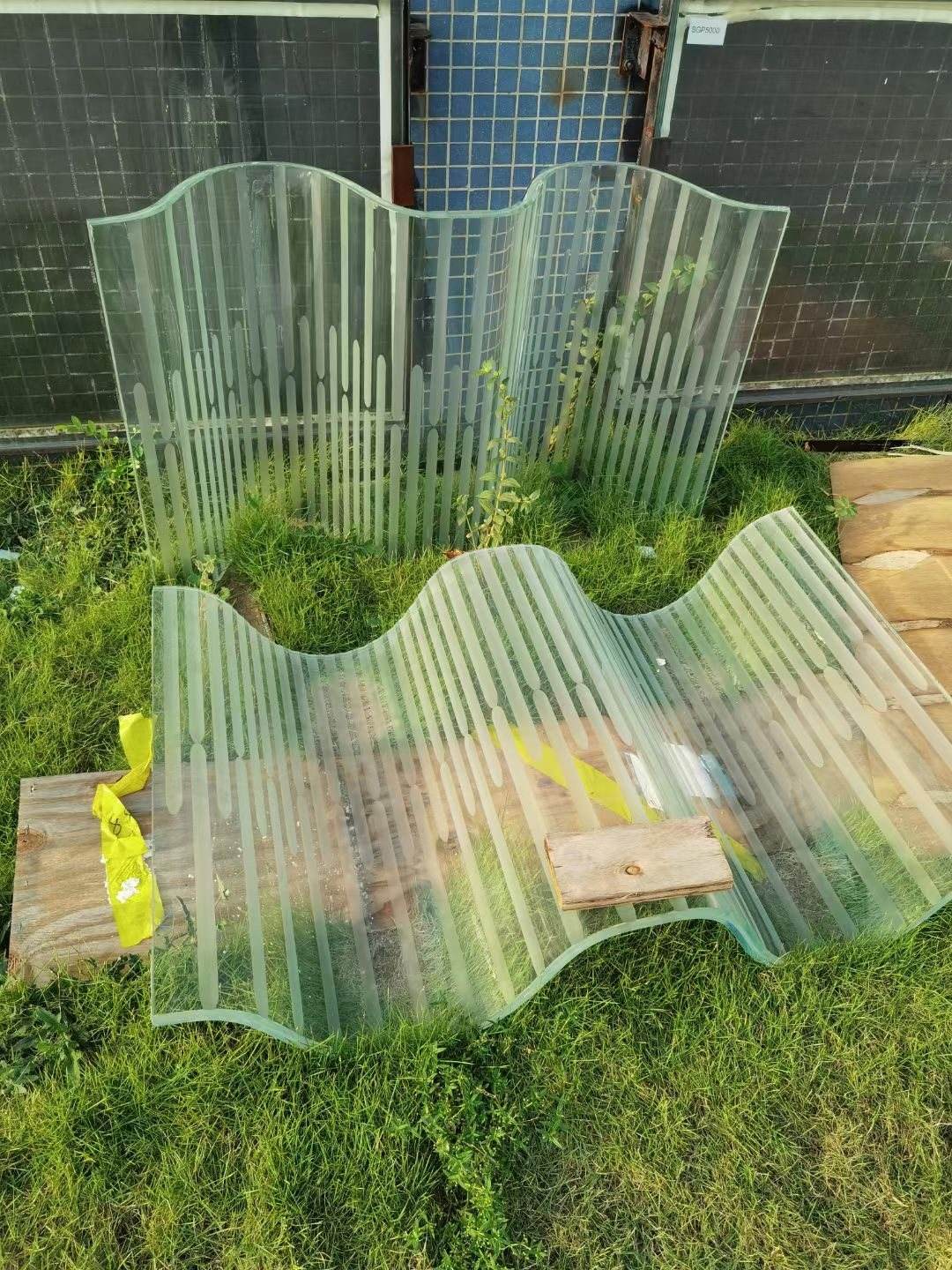 Hot-bending of curved fluted panels — 国际奢侈品牌门店 · 热弯竖纹玻璃幕墙项目
