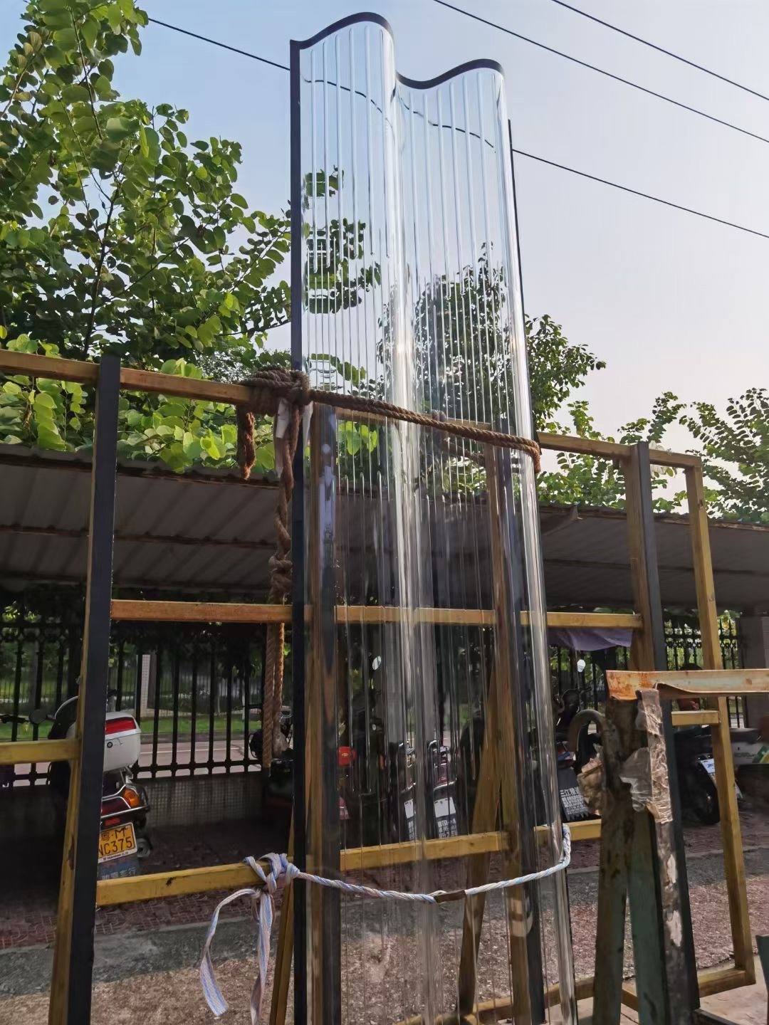 On-site installation of curved panels — 国际奢侈品牌门店 · 热弯竖纹玻璃幕墙项目