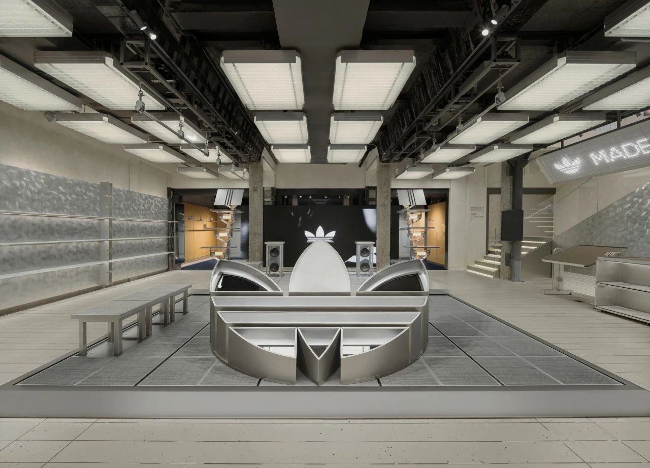 Embossed floral art glass ceiling and wall in a global sportswear flagship store by ETERNAL